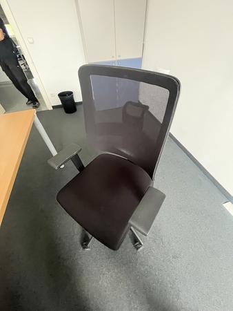 NEUD�RFLER-Viasit Drehstuhl schwarz mit Armlehne