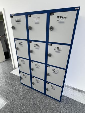 Garderobenschrank mit 12 Schlie�f�chern mit Nummercode ca. 120 x 180 cm
