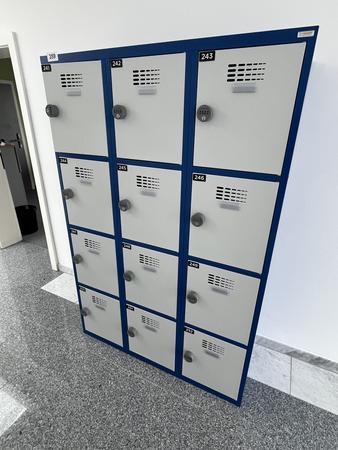 Garderobenschrank mit 12 Schlie�f�chern mit Nummercode ca. 120 x 180 cm
