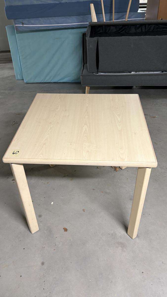 Tisch ca. 80Lx80Bx75Hcm?d=2026-05-28 19:30:16