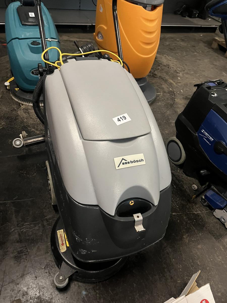 Nilfisk BA 410 Bodenreinigungsmaschine + 8 Stk. Schubscheiben