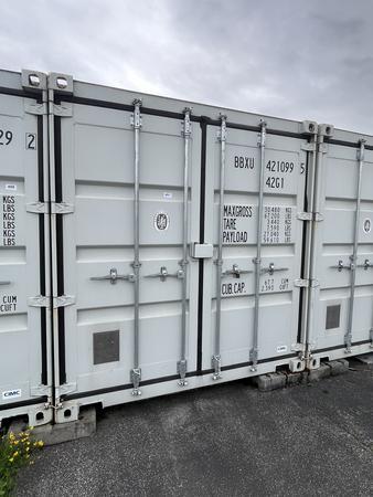 See-Lagercontainer 40 mit Doppeltüre ca.12.19 x 2.44 x 2.60 m , stapelbar mit Lichtinstallation - Einsatz als Aktencontainer See-Lagercontainer 40 mit Doppeltüre ca.12.19 x 2.44 x 2.60 m , stapelbar mit Lichtinstallation - Einsatz als Aktencontainer