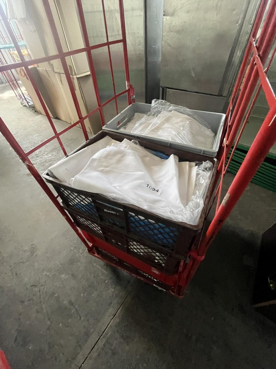 8 Boxen mit Tischw&auml;sche