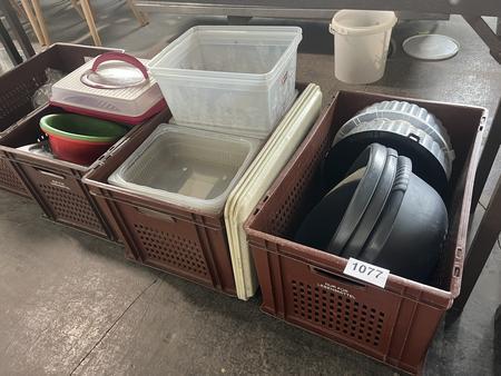 4 Boxen mit Kunststoff-GN-Schüsseln und Partygeschirr 4 Boxen mit Kunststoff-GN-Schüsseln und Partygeschirr