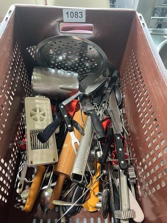 Box befüllt mit Küchenbehelfen Box befüllt mit Küchenbehelfen