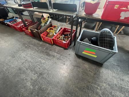 4 Boxen mit 380/230 Stromverteilern + 1 Elektroheizgerät 4 Boxen mit 380/230 Stromverteilern + 1 Elektroheizgerät