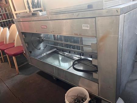 Spanferkelgriller Ditting in Edelstahl, mit Einschubblechen und Flügeltüren und Spanspießsen, 380 V, Maße: ca. 178 x 73 x 110 cm Spanferkelgriller Ditting in Edelstahl, mit Einschubblechen und Flügeltüren und Spanspießsen, 380 V, Maße: ca. 178 x 73 x 110 cm