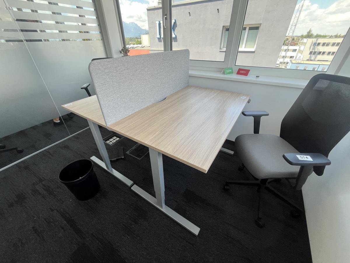 Elektrisch verstellbarer Schreibtisch ca. 130x80 cm mit R&uuml;ckwand