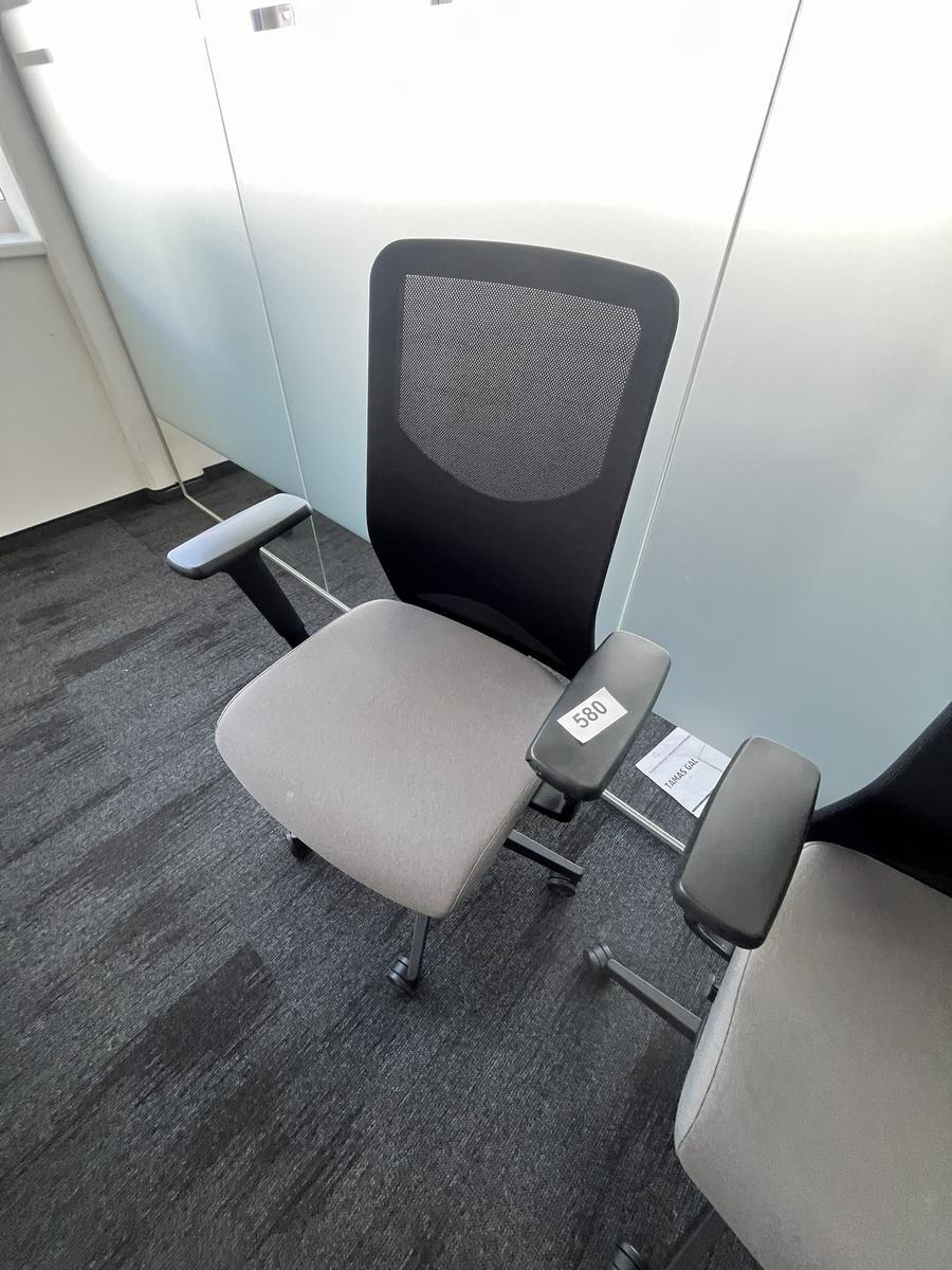 B&uuml;rodrehstuhl Narbutas mit Armlehne