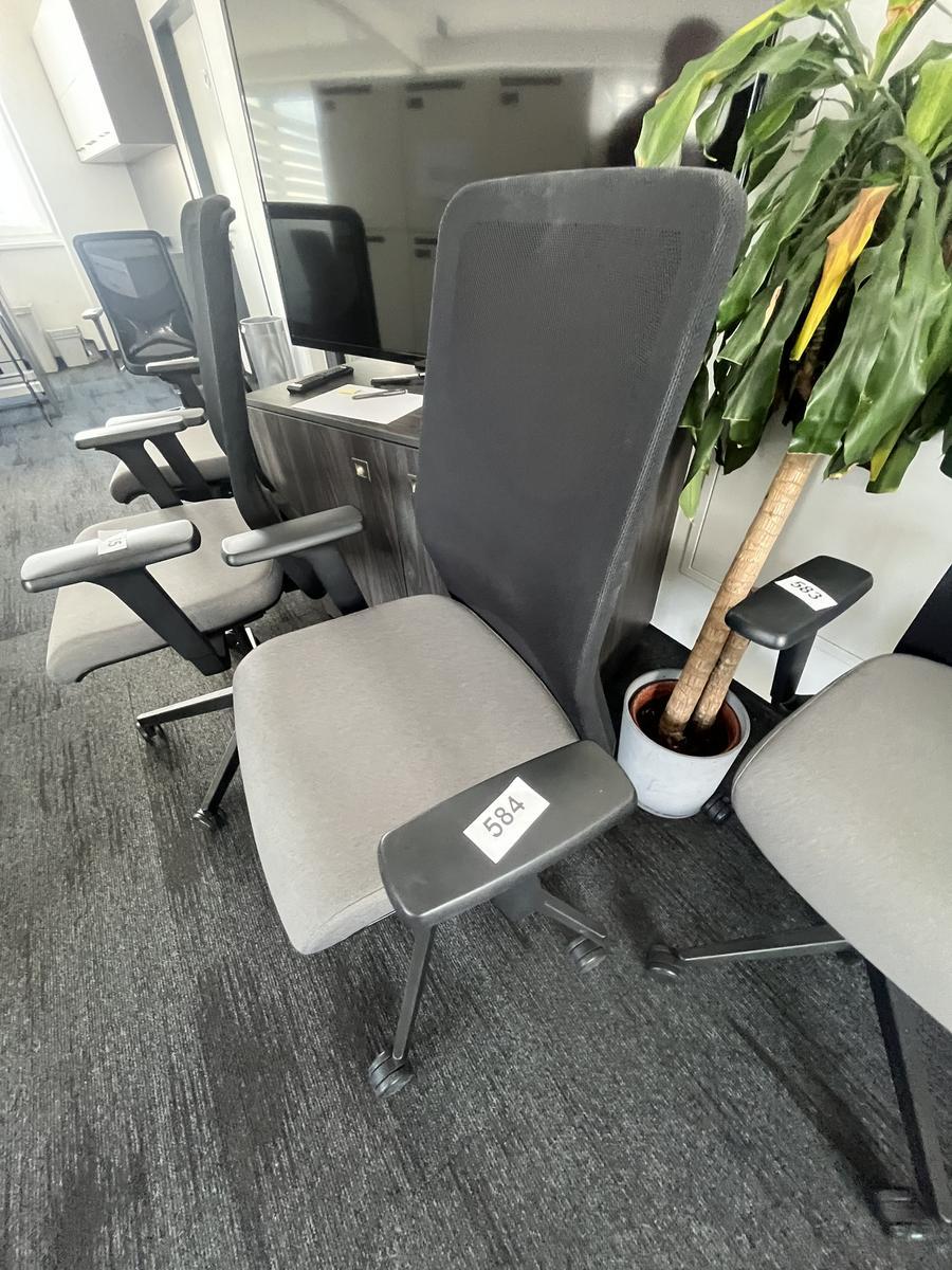 B&uuml;rodrehstuhl Narbutas mit Armlehne