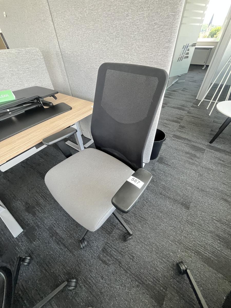 B&uuml;rodrehstuhl Narbutas mit Armlehne