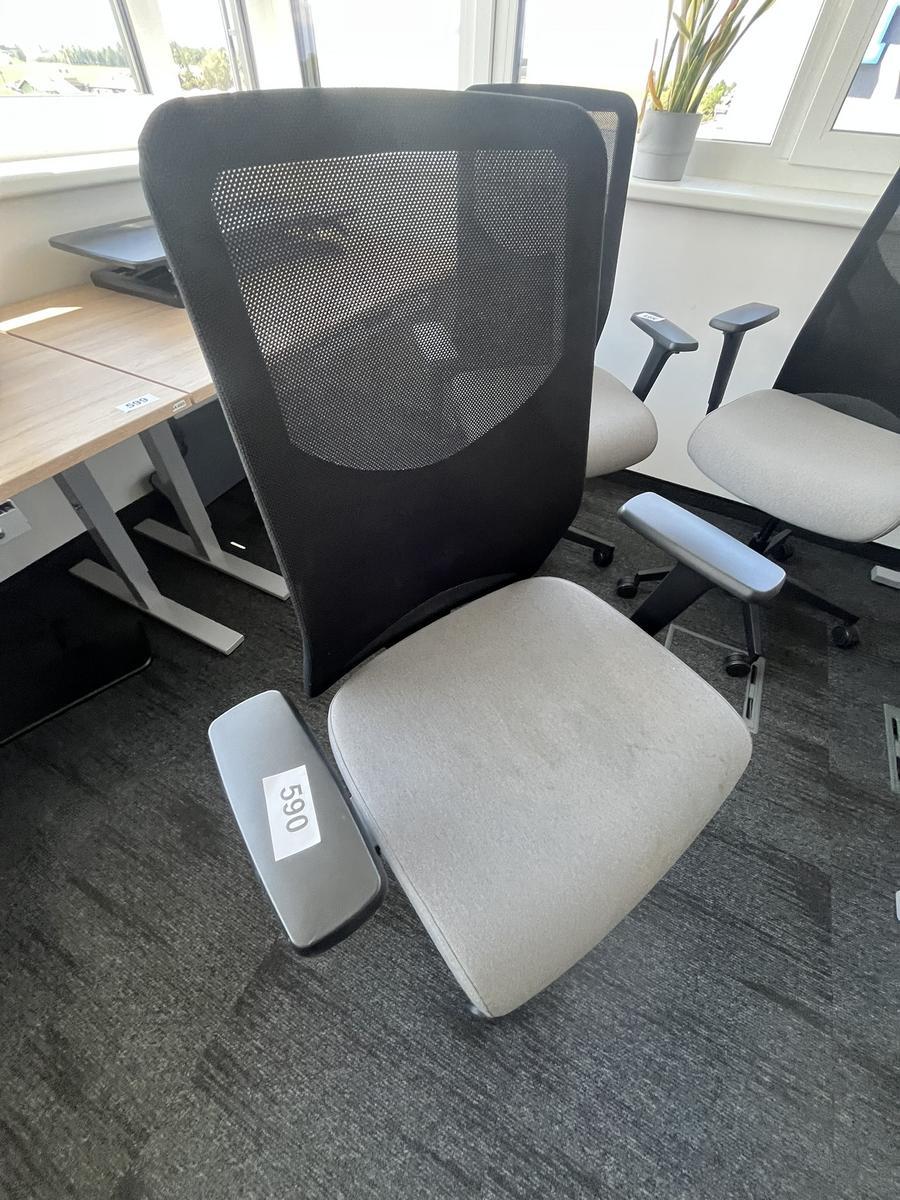 B&uuml;rodrehstuhl Narbutas mit Armlehne