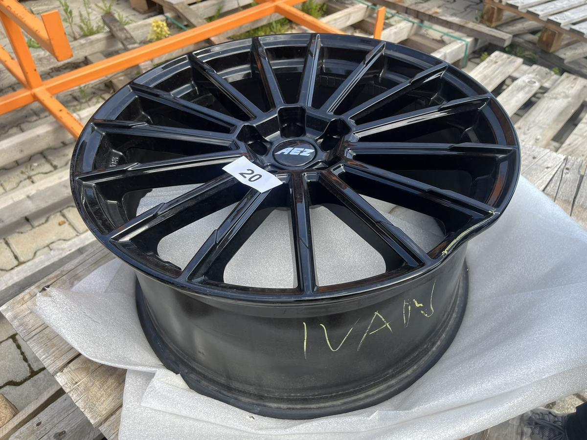 Tesla Felge AEZ besch&auml;digt Modell Y?d=2026-06-30 21:38:18