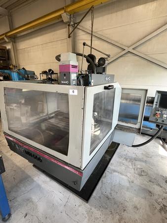 Maho MH600 CNC Fr�smaschine inkl. Werkzeuge, Ma�e: ca., 2500 X 2100 X 2200 mm, X-Verfahrweg 600 mm, Y-Verfahrweg 400-450 mm, Z-Verfahrweg 400-450 mm, Werkzeugaufnahme SK40, Vorschub bis ca. 4000 mm/min, Eilgang ca. 6 m/min, Steuerung Maho CNC 532