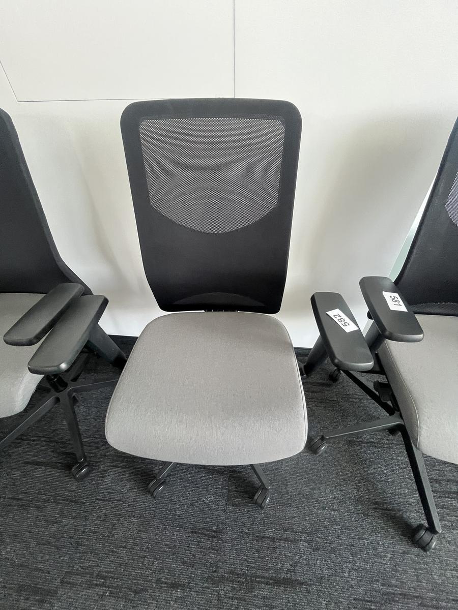B&uuml;rodrehstuhl Narbutas mit Armlehne