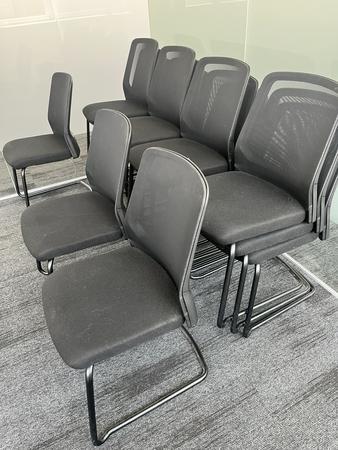 16 Stück Interstuhl Besprechungsstühle schwarz stapelbar 16 Stück Interstuhl Besprechungsstühle schwarz stapelbar