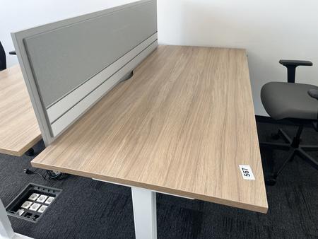 Elektrisch höhenverstellbarer Schreibtisch 180x80 cm mit Trennwand Elektrisch höhenverstellbarer Schreibtisch 180x80 cm mit Trennwand