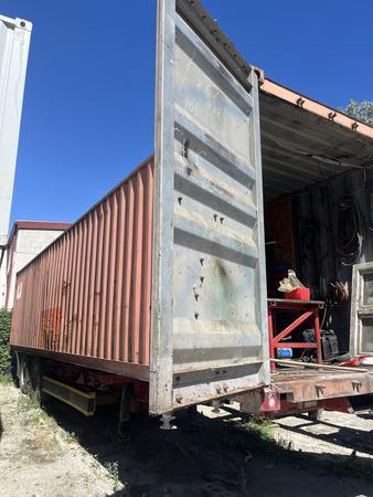 40-Zoll-Seecontainer mit Inhalt z.B. Kompressoren, Regale usw.