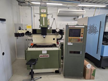 MAKINO EDNC 64 CNC Senkerosionsmaschine, X 600, Y 400 x Z 250 mm, Genauigkeit +- 0,005 mm, Empfohlene Stellfläche 3 x 3 m, BJ 1987, 8-fach Elektrodenwechsel, betriebsbereit zur Vorführung, Zubehör: Großer Sinusmagnettisch, diverse Elektrodenhalter MAKINO EDNC 64 CNC Senkerosionsmaschine, X 600, Y 400 x Z 250 mm, Genauigkeit +- 0,005 mm, Empfohlene Stellfläche 3 x 3 m, BJ 1987, 8-fach Elektrodenwechsel, betriebsbereit zur Vorführung, Zubehör: Großer Sinusmagnettisch, diverse Elektrodenhalter