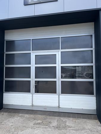 HILD Sektionaltor Typ SE 9.24-25,40 B: 3.76 m H: 3.47 m ohne Geht�re, 6 Sektionen mit 4 Lichtfenster Antrieb elektrisch, BJ 2004