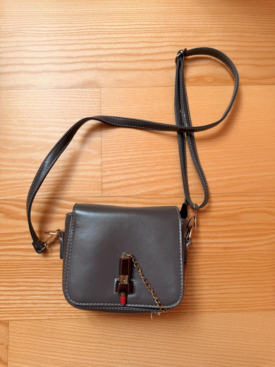 Tasche Grau mit Lippenstift?d=2026-07-01 19:31:26