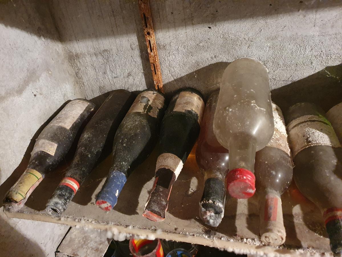 Regalebene Inhalt &uuml;berwiegend alte Weinflaschen?d=2026-07-03 21:26:39