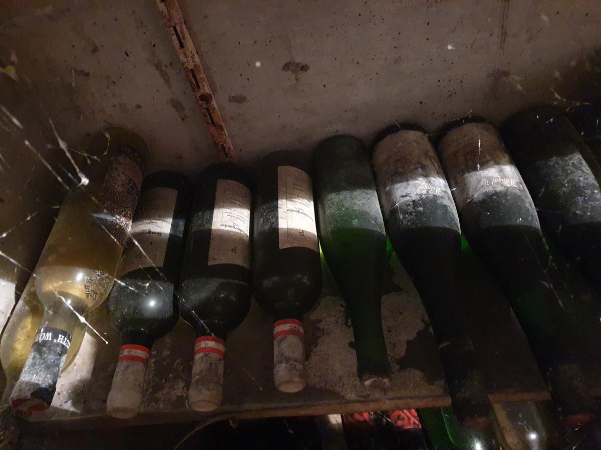 Regalebene Inhalt &uuml;berwiegend alte Weinflaschen?d=2026-07-03 21:24:00