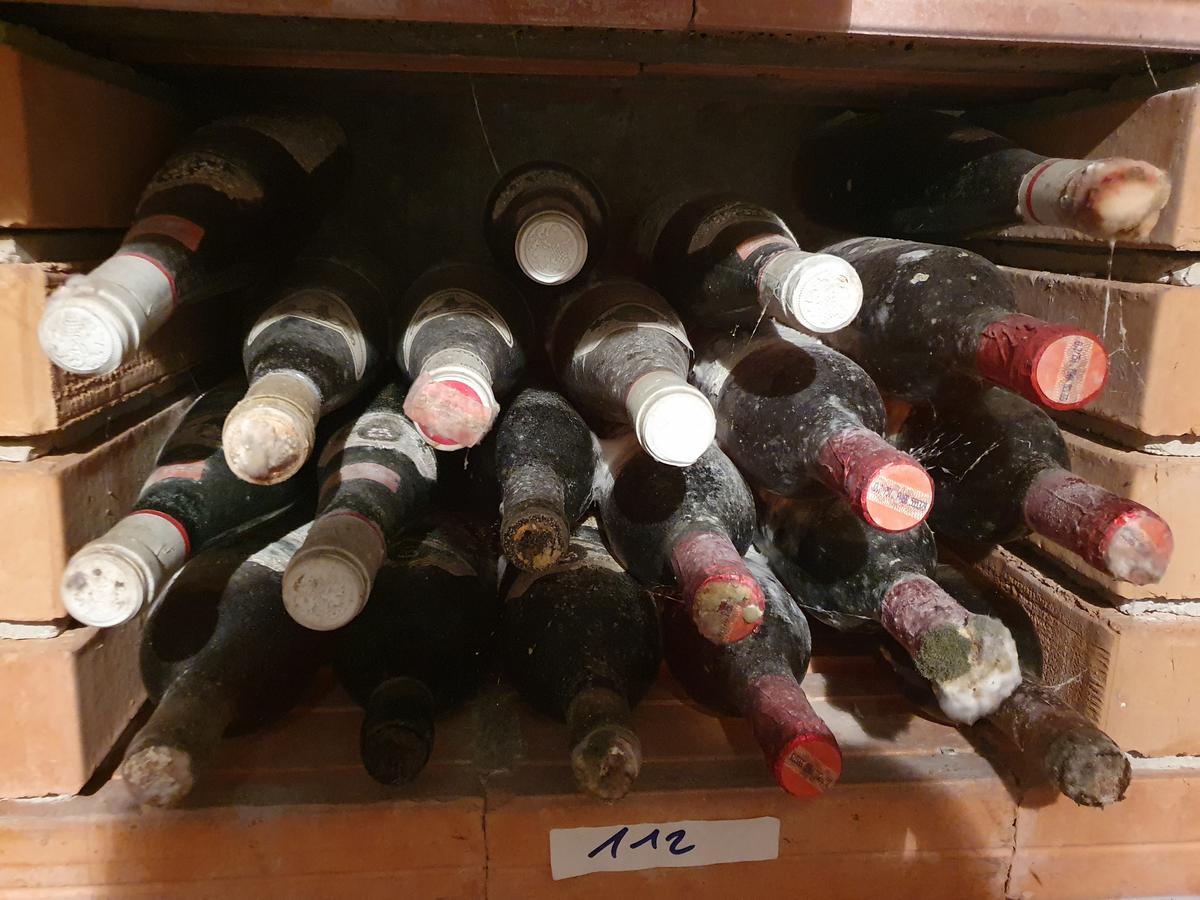 Regalinhalt &uuml;berwiegend alter Wein