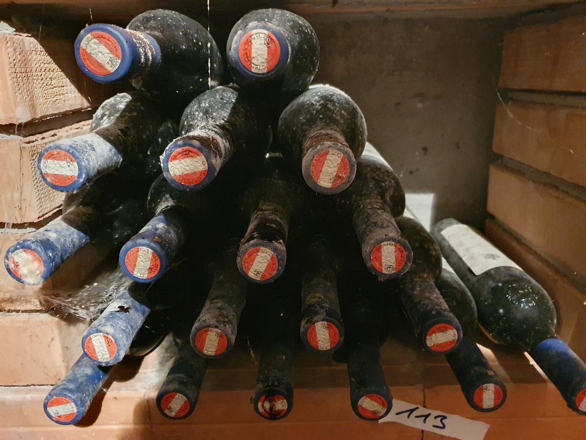 Regalinhalt &uuml;berwiegend alter Wein