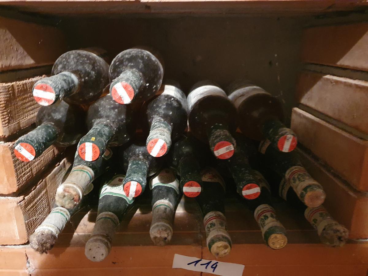 Regalinhalt &uuml;berwiegend alter Wein