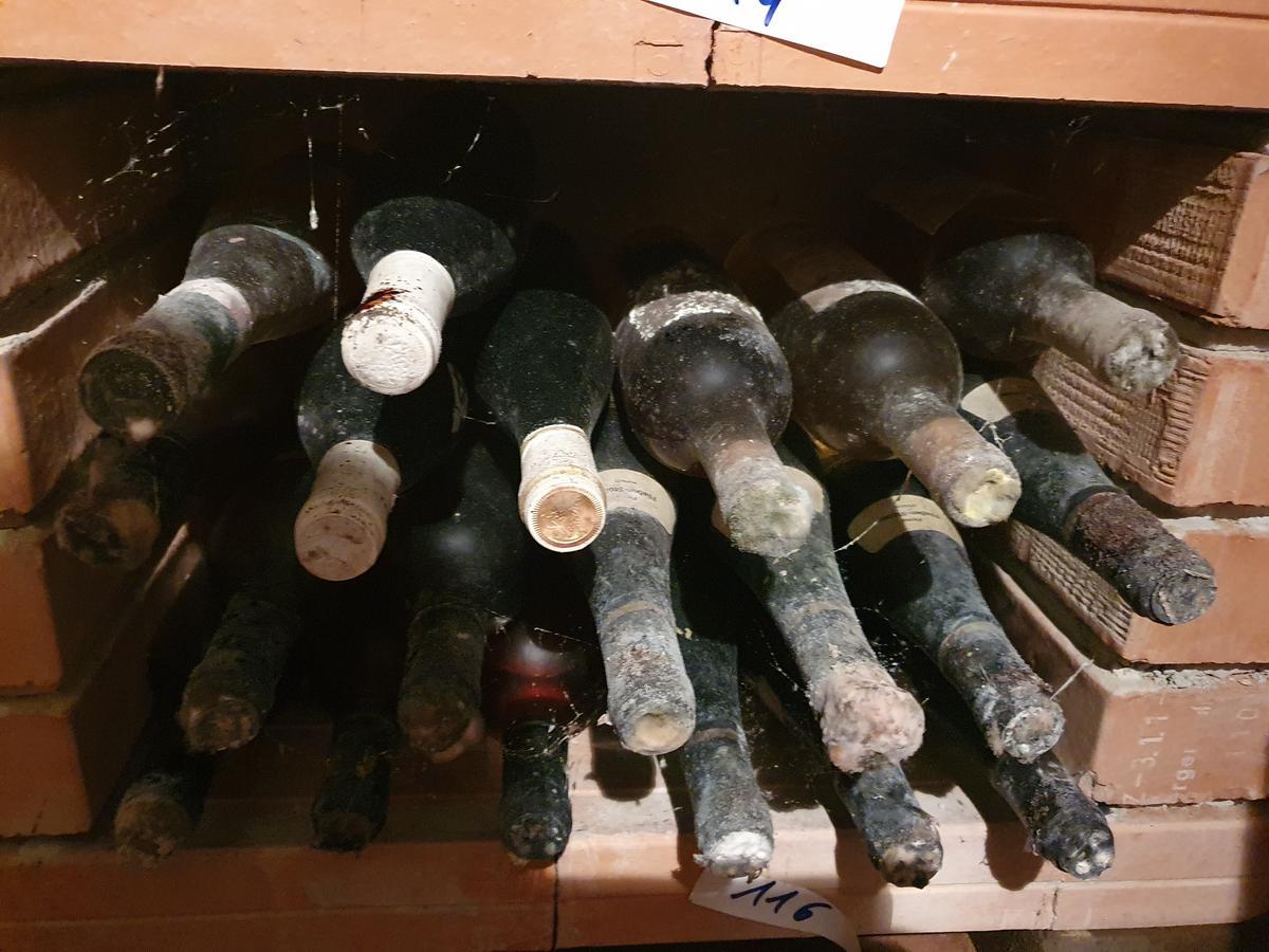 Regalinhalt &uuml;berwiegend alter Wein