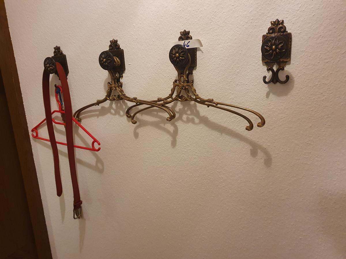 Garderobe mit Kleiderb&uuml;gel aus Messing?d=2026-07-03 21:18:06