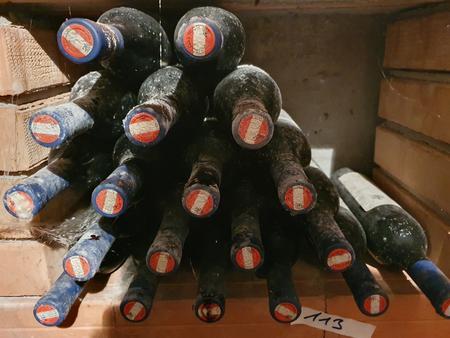 Regalinhalt überwiegend alter Wein Regalinhalt überwiegend alter Wein