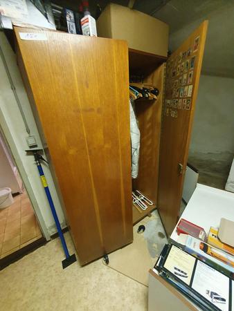 Schrank ca. 110 x 55 x 179 cm ohne Inhalt Schrank ca. 110 x 55 x 179 cm ohne Inhalt