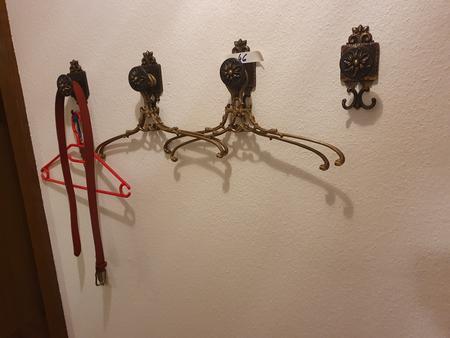 Garderobe mit Kleiderbügel aus Messing Garderobe mit Kleiderbügel aus Messing