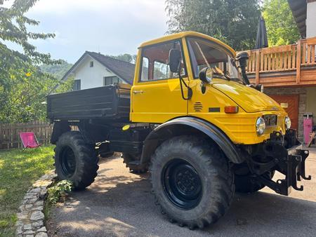 UNIMOG 406 zweiachsige Zugmaschine mit geschlossenem Führerhaus, beschränkte Lasdefläche mit umlegbaren Bordwänden, 1 Lenkersitz, 1 Mitfahrersitz, fallweise mit Aufsteckbordwänden als Sitzbänke für 6 Personen verwendbar, Diesel-Viertaktmotor, Gesamthubrau UNIMOG 406 zweiachsige Zugmaschine mit geschlossenem Führerhaus, beschränkte Lasdefläche mit umlegbaren Bordwänden, 1 Lenkersitz, 1 Mitfahrersitz, fallweise mit Aufsteckbordwänden als Sitzbänke für 6 Personen verwendbar, Diesel-Viertaktmotor, Gesamthubrau