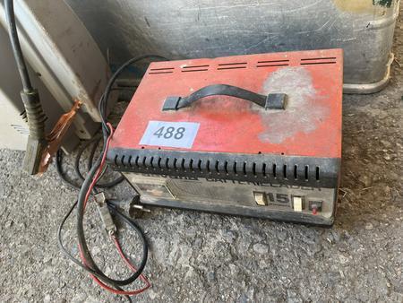 Posten Ladekabeln plus Ladegerät inkusive Alukiste Posten Ladekabeln plus Ladegerät inkusive Alukiste