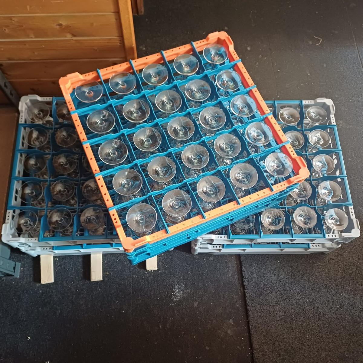 ca. 3 K&ouml;rbe mit 75 Stk. geeichten Weingl&auml;ser