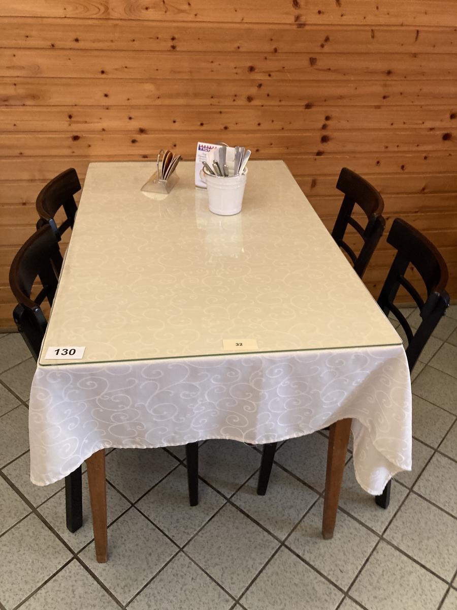 Gastrotisch ca. 70 x 110 cm, mit hellem Gestell inkl. 4 Gastrost&uuml;hle (teilweise stark gebraucht)