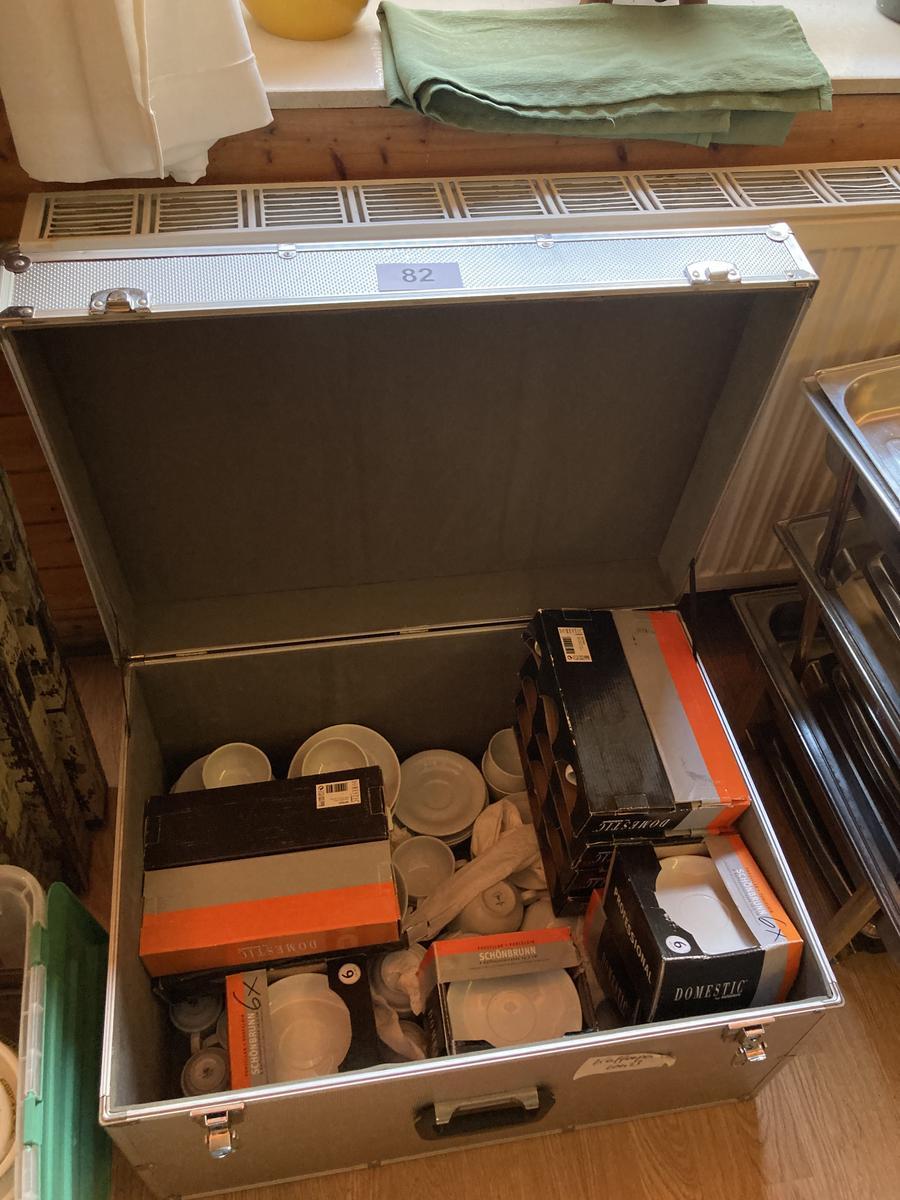Gro&szlig;posten  Kaffee-Geschirr ca. 60 Tassen inkl. Untertassen und Transportbox 70 x 50 cm