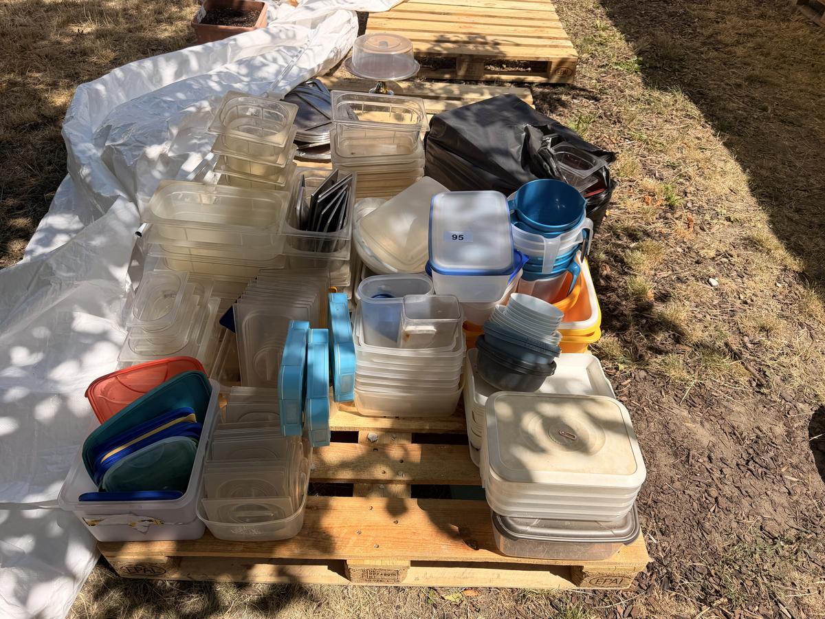 Gro&szlig;posten Plastikgeschirr, teilweise mit Deckeln