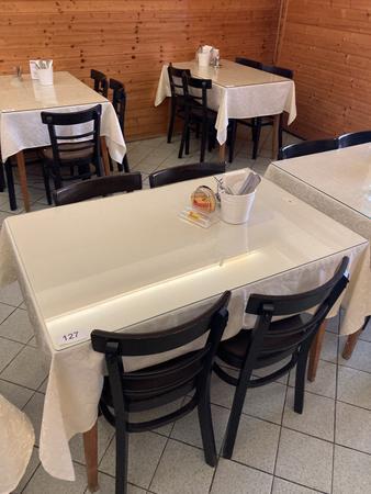 Gastrotisch ca. 70 x 110 cm, mit hellem Gestell inkl. 4 Gastrost�hle (teilweise stark gebraucht)