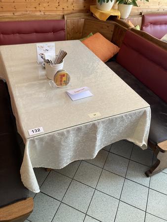 Vollholz-Gastrotisch ca. 70 x 110 cm, inkl. 4 Gastrost�hle (teilweise stark gebraucht)