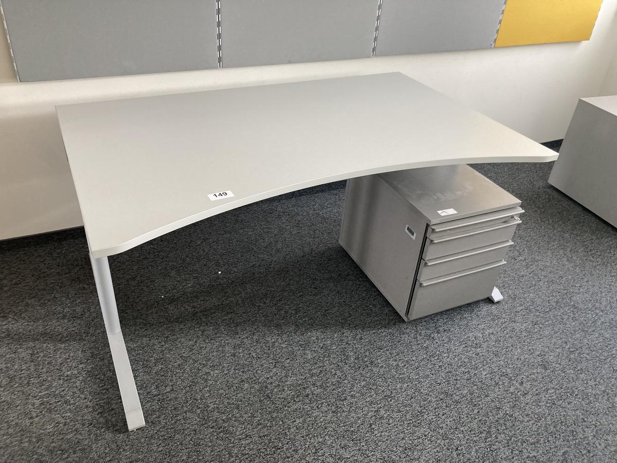 Schreibtisch ohne R&uuml;ckwand, geschwungen, Ma&szlig;e: ca. 160 x 85 x 100 cm?d=2026-07-22 23:21:39