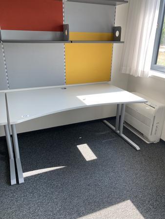 Schreibtisch ohne R�ckwand, geschwungen, Ma�e: ca. 160 x 85 x 100 cm