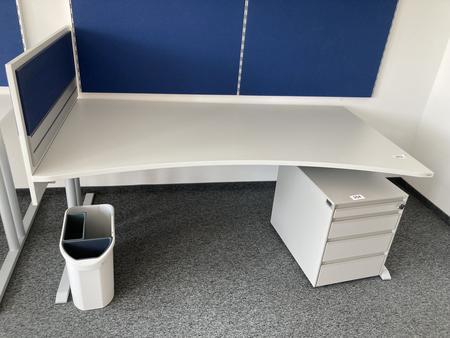 Schreibtisch ohne R�ckwand, geschwungen, mit  Seitenwand, Ma�e: ca. 160 x 85 x 100 cm