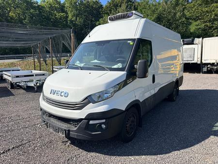 Iveco N1/Lastkraftwagen Gruppe III, Erstzulassung: 19.01.2018, FIN.Nr. ZCFCC35A305185163, Eigengewicht 2600 kg, Farbe wei�, Hubraum 2287 ccm, 100 kW, mit Klimager�t - Fahrtk�hlung, Fahrzeug springt nicht an, wahrscheinlich Motorschaden