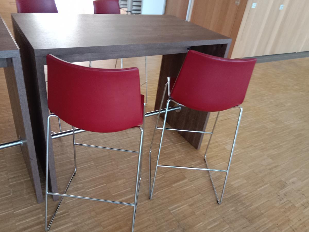 1 Stehtisch, Ma&szlig;e ca. 140 x 80 x 110 cm inkl. 4 Stk. Hocker Fab. Girsberger mit Lederbezug in Rot?d=2026-08-26 22:20:27