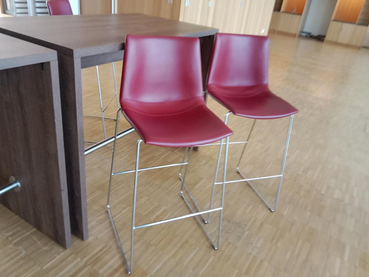 1 Stehtisch, Ma&szlig;e ca. 140 x 80 x 110 cm inkl. 4 Stk. Hocker Fab. Girsberger mit Lederbezug in Rot?d=2026-08-26 22:21:21