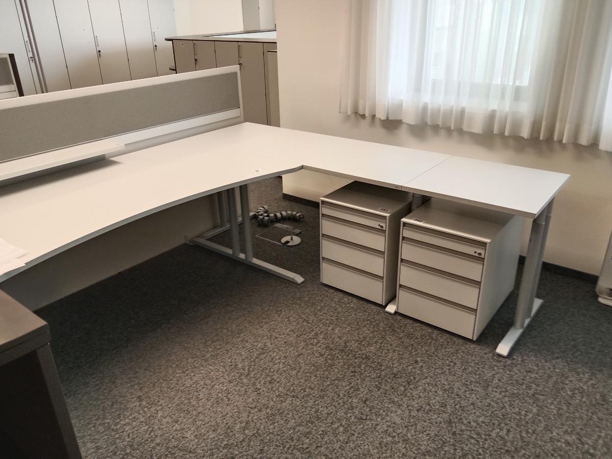 L-f&ouml;rmige Schreibtischkombination ca. 240 x 100 - 240 cm mit R&uuml;ckwand?d=2026-08-26 22:20:31